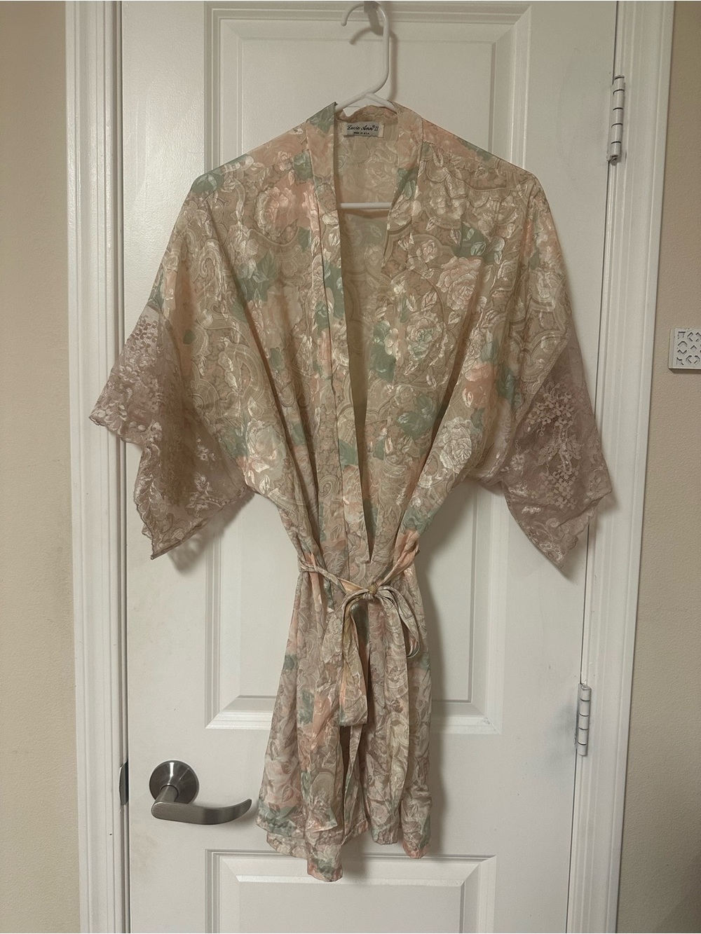 Lucie Ann Vintage Floral and Lace Robe